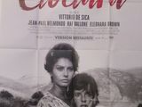 une vieille affiche de cinéma représentant une femme tenant un enfant dans ses bras