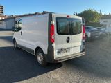 une camionnette blanche garée sur le parking