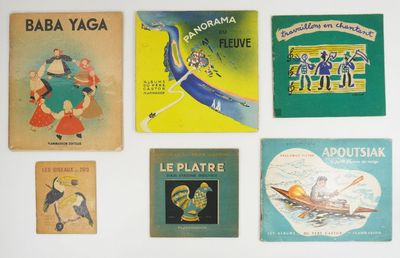 de nombreux livres accrochés les uns à côté des autres sur le mur