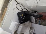 une télécommande noire posée sur une pile de papiers