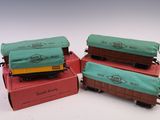 trois petits trains miniatures empilés les uns sur les autres sur une table