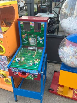 beaucoup de jouets exposés à l'extérieur d'un magasin