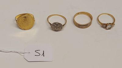 trois bagues en or et une bague en or sertie d'un diamant
