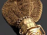 un gros plan d'un cadenas doré entouré d'une chaîne, posé sur une surface noire