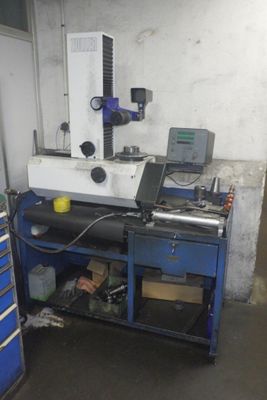 une machine posée sur une table dans une pièce