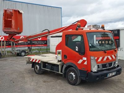 un camion rouge garé devant un bâtiment