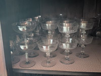 Lot de coupes à champagne en cristal 2 modèles différents + …