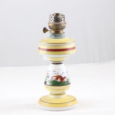 Lampe à pétrole de forme balustre en opaline blanche à décor…