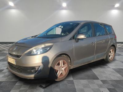 la photo d'une voiture argentée garée dans un garage