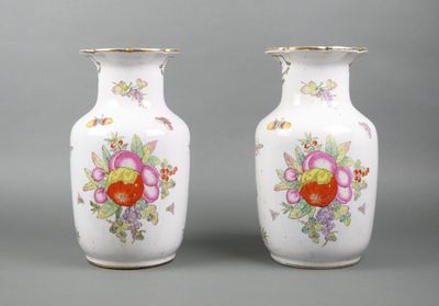 CHINE Paire de vases balustres en porcelaine à décor polychr…