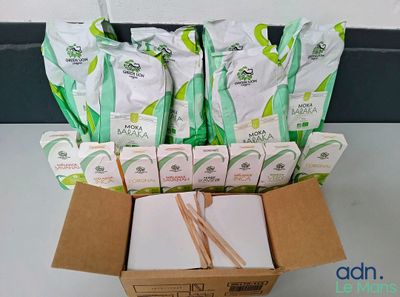 une boîte en carton contenant un paquet de mouchoirs