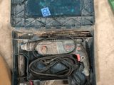 une boîte à outils contenant des outils, posée par terre à côté de lui