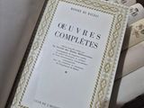 un livre posé au sommet d'une pile de livres