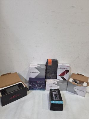 plusieurs boîtes contenant des appareils électroniques posées sur une surface blanche