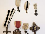 un assortiment de médailles et des médailles sont exposées sur une surface blanche