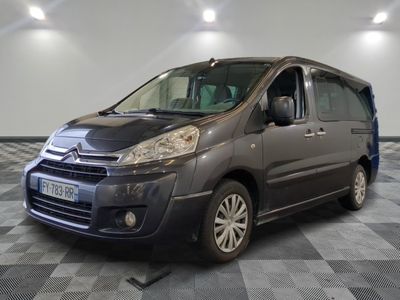 une camionnette Citroën garée dans un showroom au sol en damier