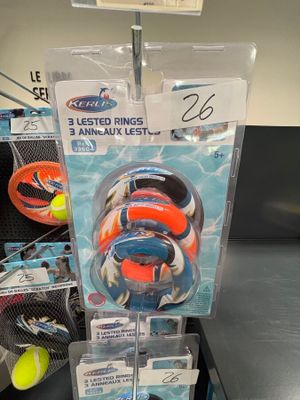 un présentoir de balles et de raquettes de tennis dans un magasin