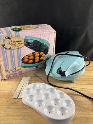 une boîte d'œufs et un plateau de fraises posés sur une table