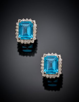 une paire de boucles d'oreilles en topaze bleue et diamants