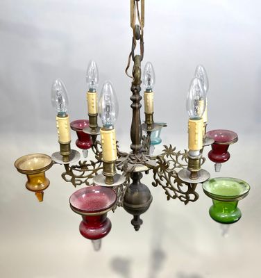 un lustre avec beaucoup de bougies