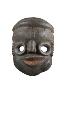 gros plan d'un masque en bois sur fond blanc