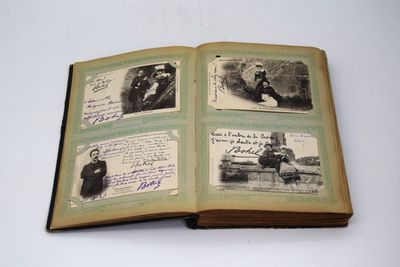 un vieux livre avec des images de personnes et du texte dessus