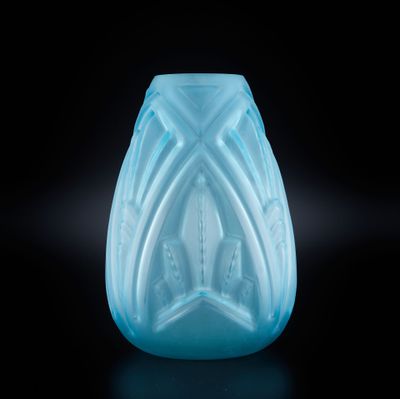 un vase en verre bleu orné d'un motif