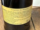 une bouteille de vin posée sur une table, avec une étiquette dessus