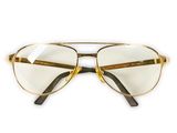 une paire de lunettes sur fond blanc
