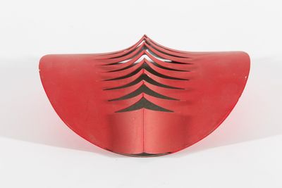un objet rouge qui a la forme d'un arbre