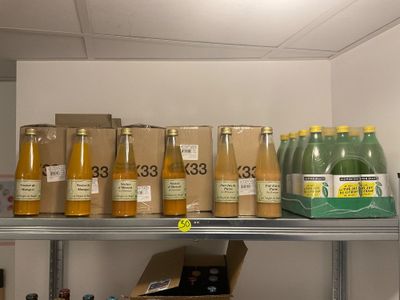 beaucoup de bouteilles et de boîtes sur une étagère