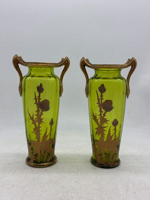 deux vases posés côte à côte sur une table