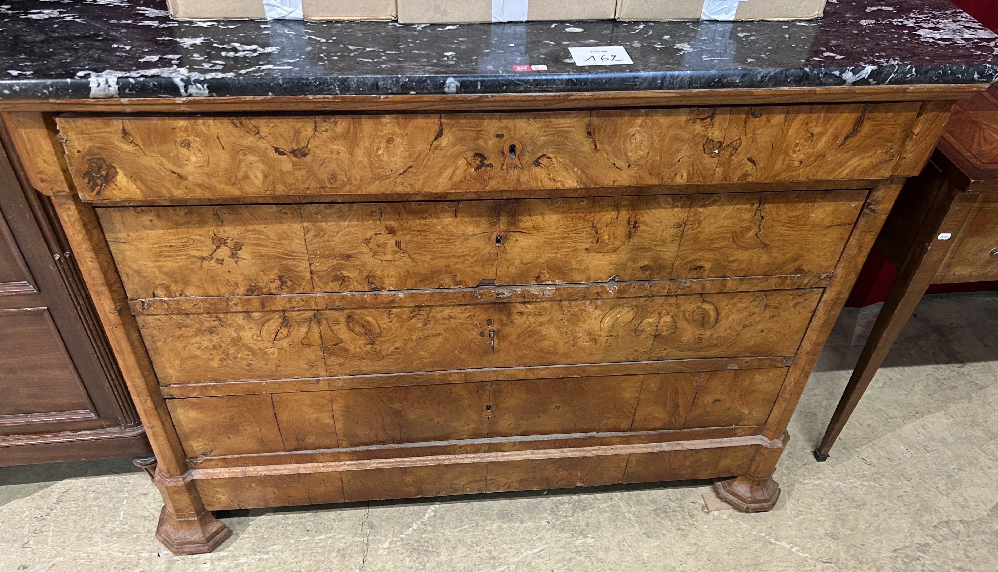 COMMODE de forme droite en placage de ronce de noyer ouvrant…