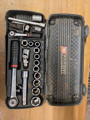 une trousse à outils dans la mallette posée sur la table