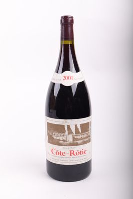une bouteille de vin posée sur une table