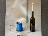 une image représentant une bougie et une bouteille sur une feuille de papier