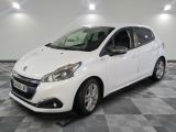 la petite voiture blanche est garée dans la pièce au sol en damier