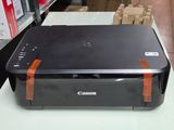 une imprimante Canon posée sur une table dans un magasin