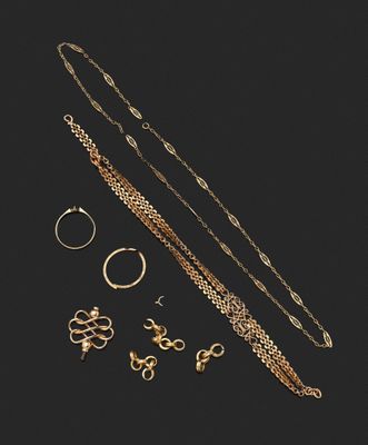 un ensemble de bijoux en or comprenant une chaîne, une bague et un bracelet