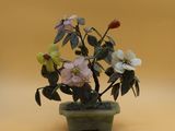 un petit vase contenant des fleurs, posé sur une table