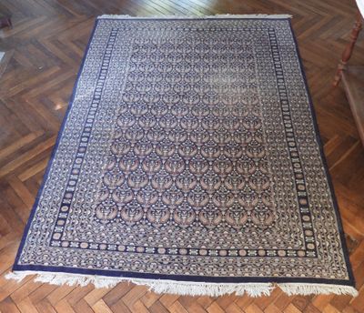 une photo d'un tapis posé sur le sol dans un salon