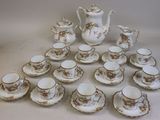 beaucoup de tasses et de soucoupes sur la table
