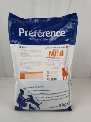 un gros plan sur un sac de croquettes posé sur une table