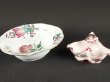 paire de bols et soucoupes en porcelaine chinoise ornés de motifs floraux