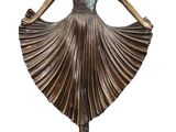 statue en bronze représentant une femme en robe, posée sur un socle en marbre