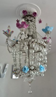 un lustre orné de fleurs et de papillons suspendu au plafond