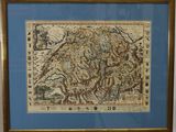 Une vieille carte des montagnes est accrochée au mur.