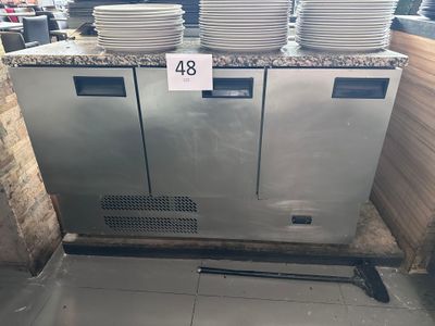 Plusieurs assiettes sont empilées les unes sur les autres dans une cuisine