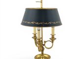 une photo d'une lampe de table surmontée d'un abat-jour bleu