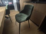 deux chaises vertes placées devant un bureau dans une pièce